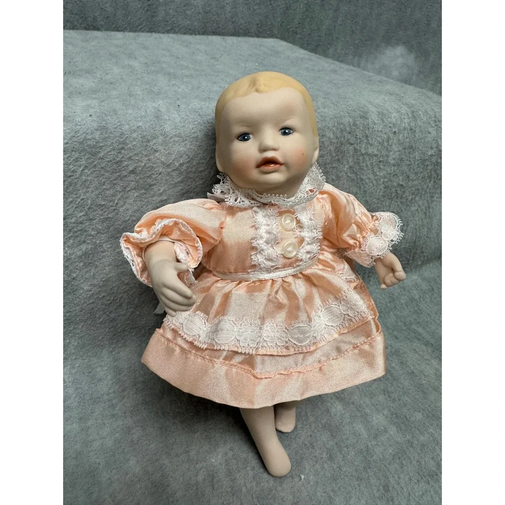 Yolando Bello Vintage 1994 Porcelain Baby Doll Girl Peach Lace Dress Excellent‎